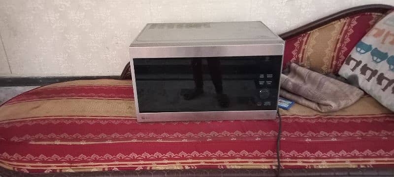 BIG MICROWAVE OVEN 1