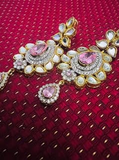 kundun ear rings and matha patti