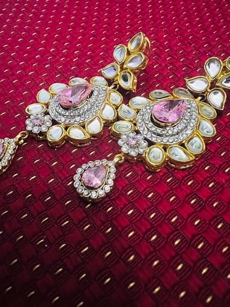 kundun ear rings and matha patti 0