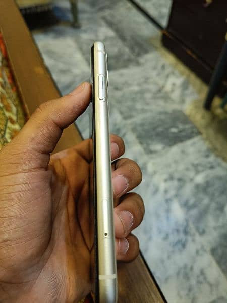 Iphone 11 for sell ! 64 gb white colour with box "No issue" 2