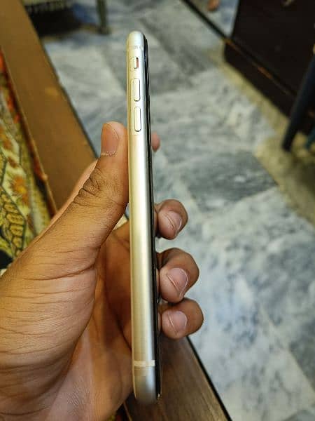 Iphone 11 for sell ! 64 gb white colour with box "No issue" 3