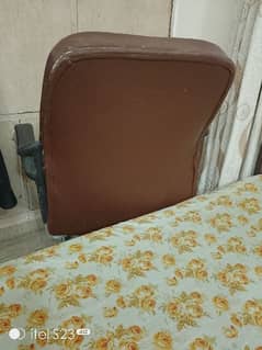 slightly used office chair in very good condition.