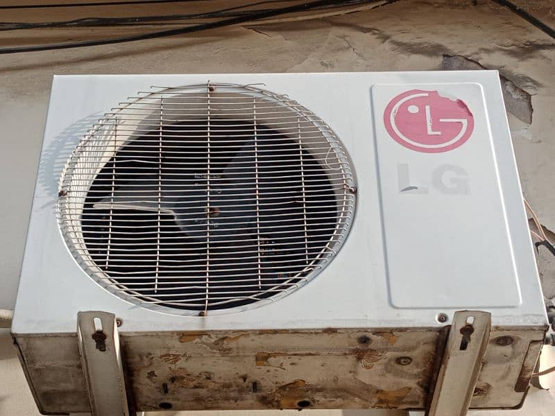 LG ac 1 ton cooling good only one kit need to repair 2