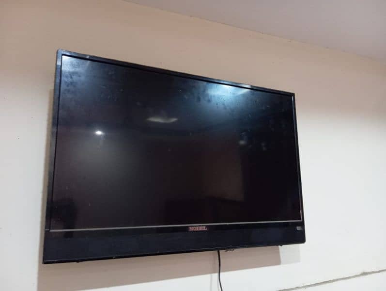 Nobel Simple 32" LED . Condition 10/10 Box pack 1