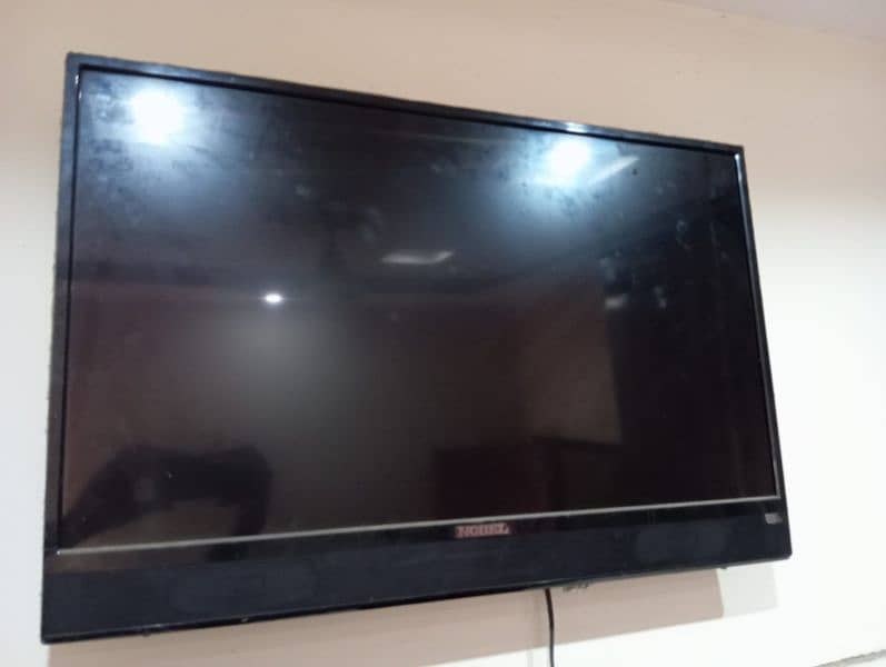 Nobel Simple 32" LED . Condition 10/10 Box pack 2