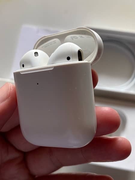 Apple Airpods 2nd generation one side working properly 4