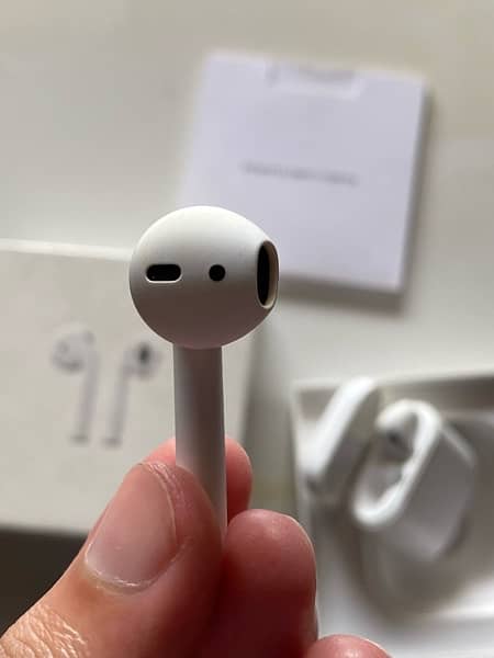 Apple Airpods 2nd generation one side working properly 5