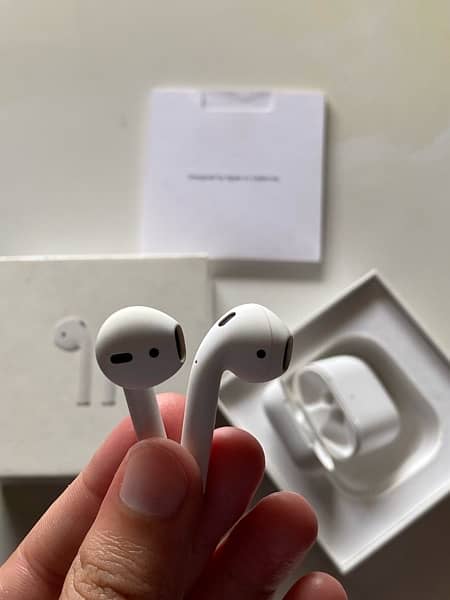 Apple Airpods 2nd generation one side working properly 6