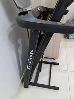 Treadmill  1 month used blkul new he