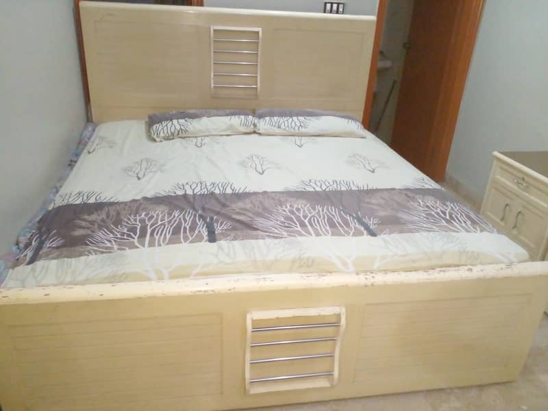 Wooden bed & Dressing Table 0