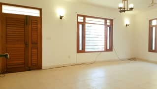 600 Yards 5 Beds 2 Kitchens Pair of 1st And 2nd Floor Portions Near Karsaz And Sharah-eFaisal