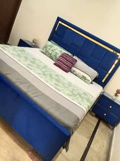 velevt blue poish bed neat condition Without mattress