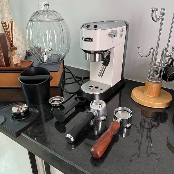 DeLonghi Dedica EC685 - Manual Espresso Maker / Coffee Machine White 0