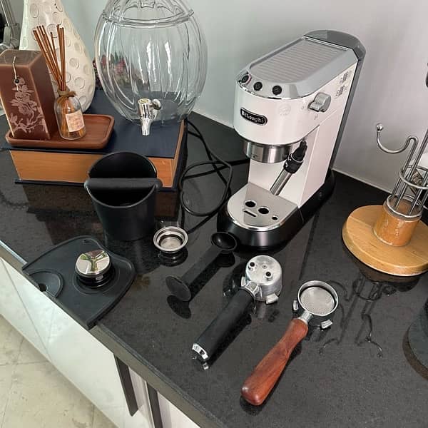 DeLonghi Dedica EC685 - Manual Espresso Maker / Coffee Machine White 2