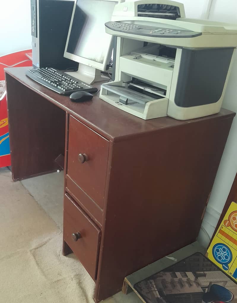 Computer Table in good condition 1