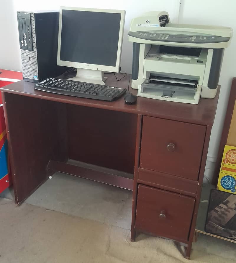 Computer Table in good condition 2