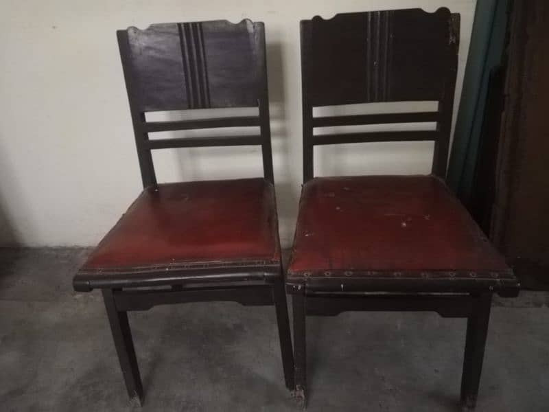 Sold wood Dinning Table with 5 chairs 6