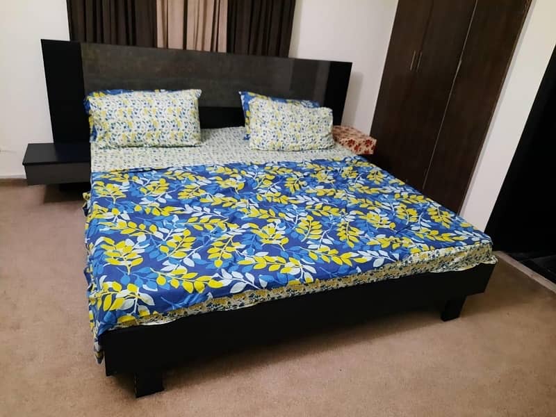 New Bed Set with dressing 0