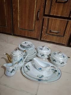 dinner set (used but like new)