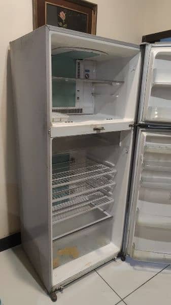 Toshiba full size fridge no Ferost 2