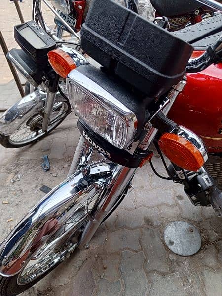 Honda 125 special edition self start only 2500 km 5