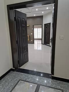 10 Marla Upper Portion available for Rent in Bahria town Lahore