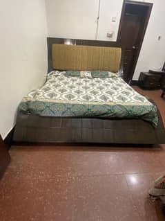 Bed set with 2 side tables and a dressing table