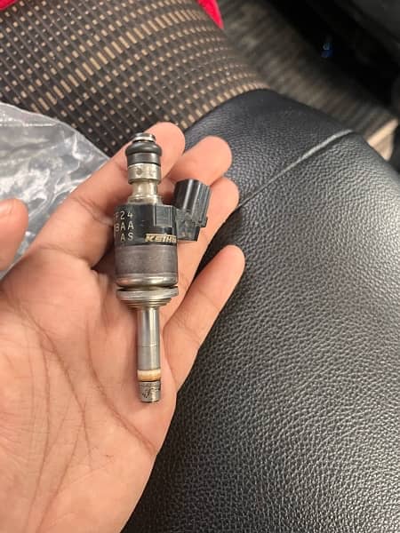 Honda Vezel fuel injector 3