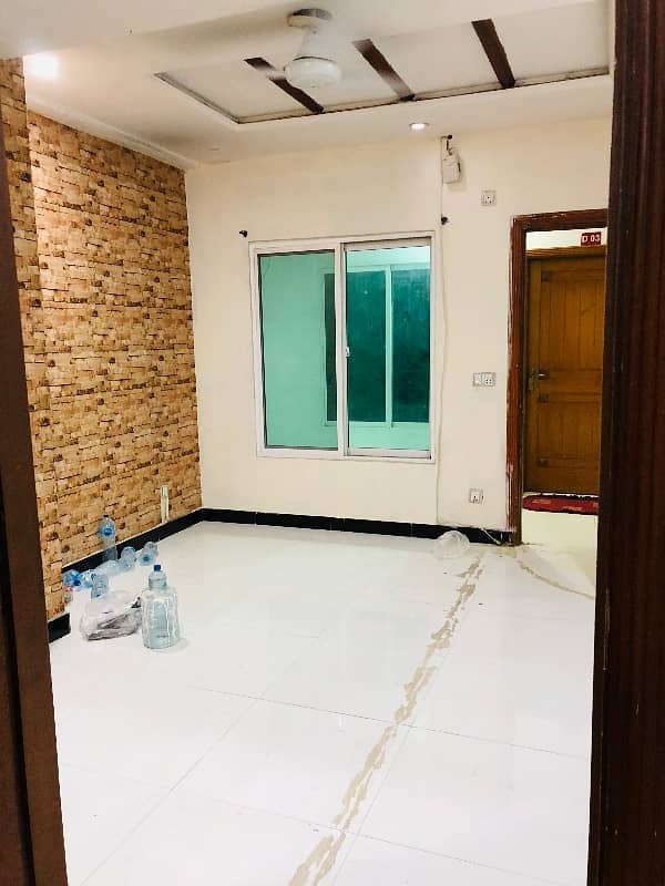 Flat available for rent

1 badroom with attached bath
TV launch
Kitchen
Floor 4
Lift available 
Sq 700
Rent demand 36000

Please contact for more details and other options or visit our 5
