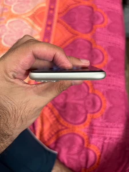 IPHONE 11 128gb PTA APPROVED 5