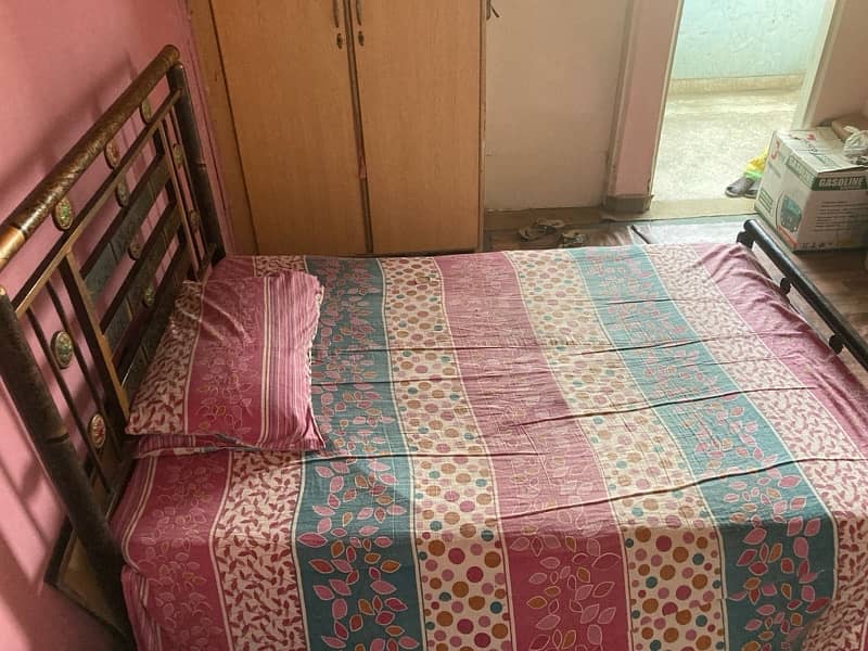 urgently selling iron bed 0