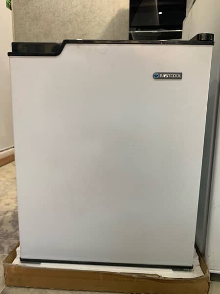 Mini fridge 0