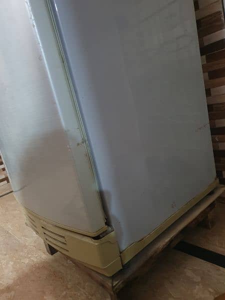 Pel medium size refrigerator silver 10 years used 2