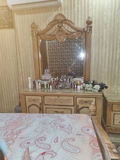 show case + dressing table
