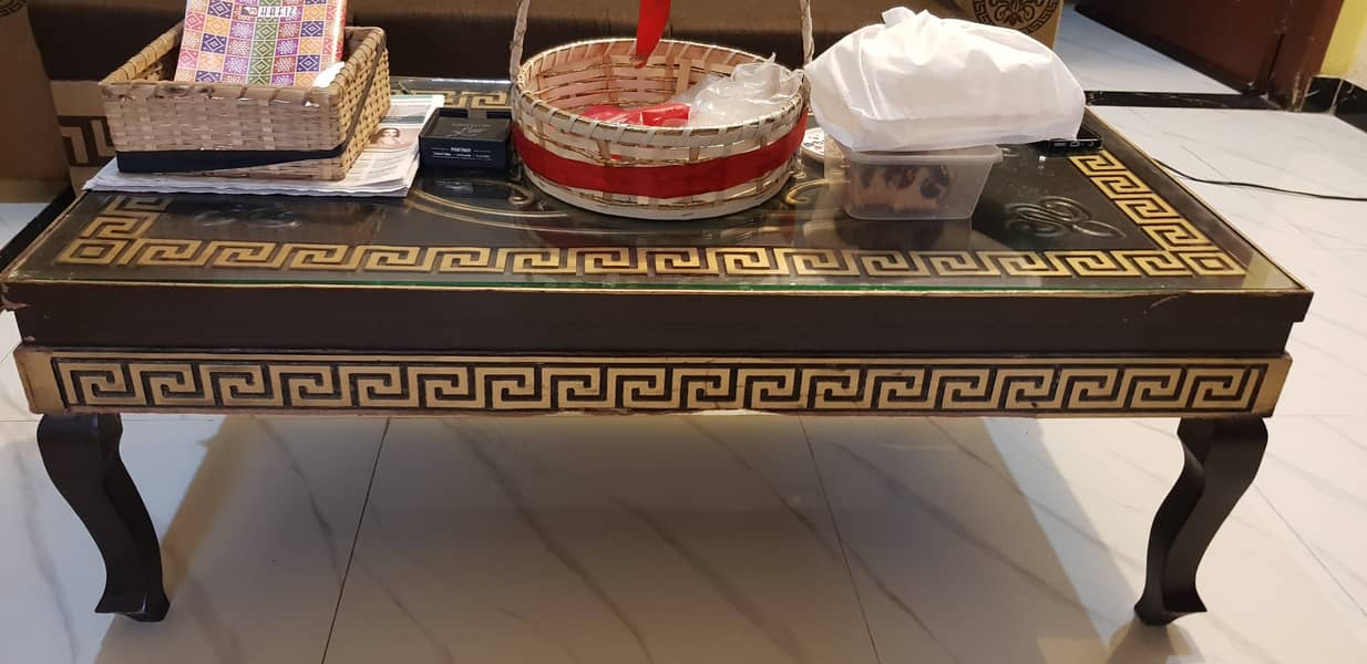 Modern Style Table in good condition 0