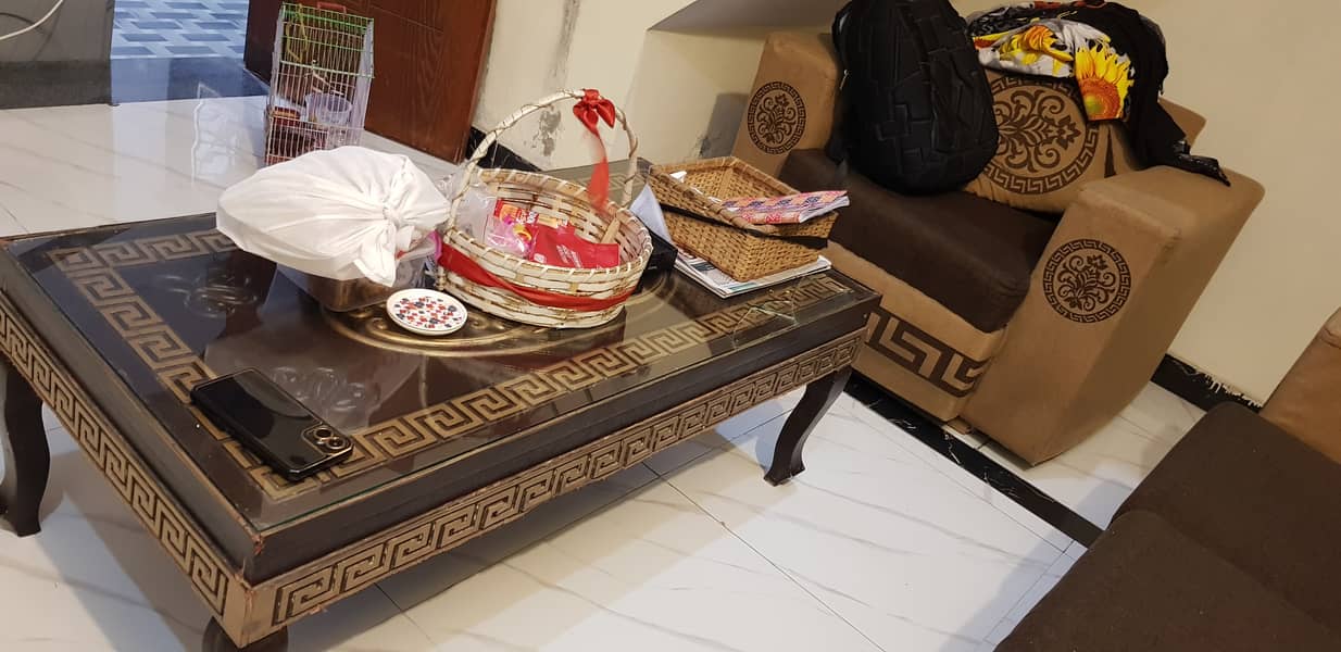 Modern Style Table in good condition 3