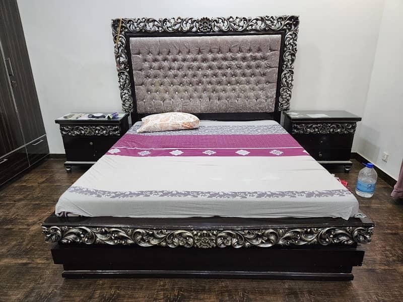 Bed set with dressing table and chairs 2