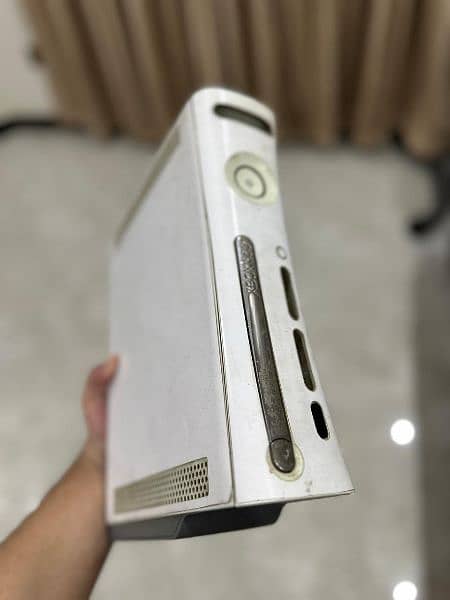 XBOX 360 WITH 2 CONTROLLERS 0
