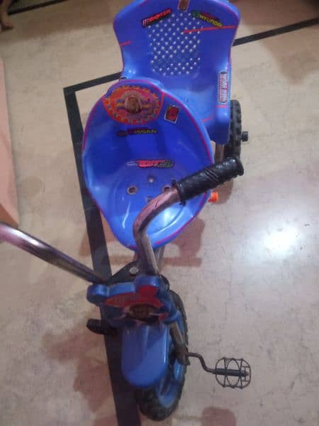 Kids 3 Wheel Tricycle in Excellent condition 2