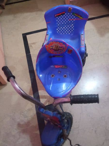 Kids 3 Wheel Tricycle in Excellent condition 3