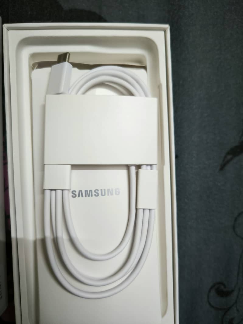 Samsung Galaxy S21 FE (256 GB) 10/10 with brand new original cable 2