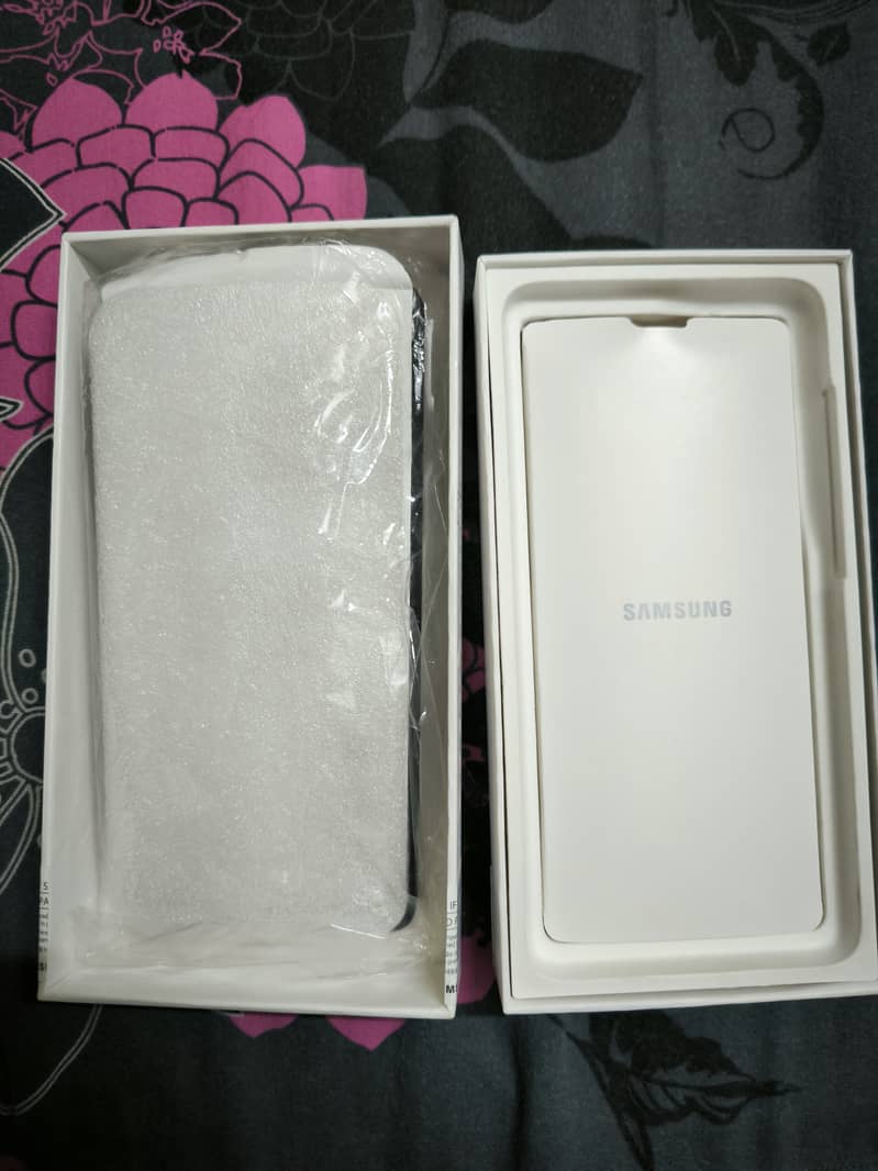 Samsung Galaxy S21 FE (256 GB) 10/10 with brand new original cable 4
