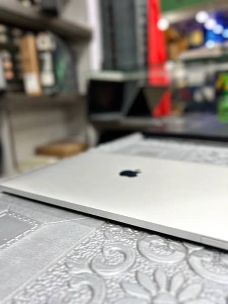 Macbook Pro 13 2020 - Year 2020 8