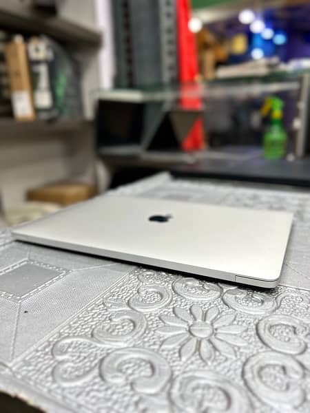 Macbook Pro 13 2020 - Year 2020 10