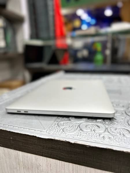 Macbook Pro 13 2020 - Year 2020 11