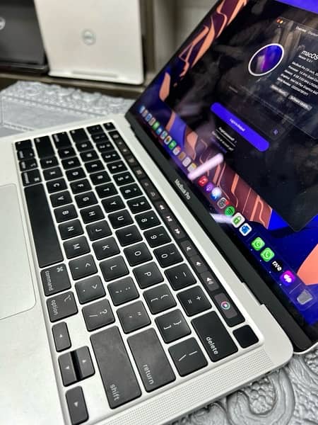 Macbook Pro 13 2020 - Year 2020 12