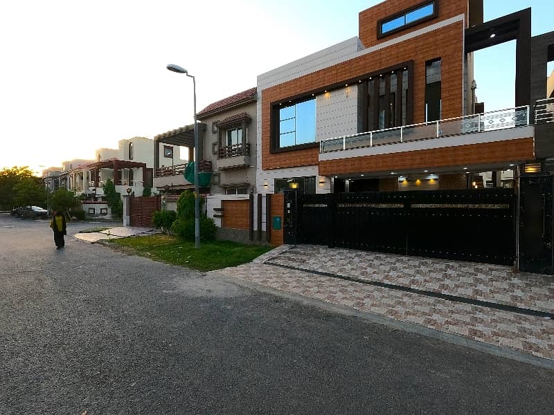 10 Marla House Is Available For Sale In Bahria Town Block CC Lahore 6