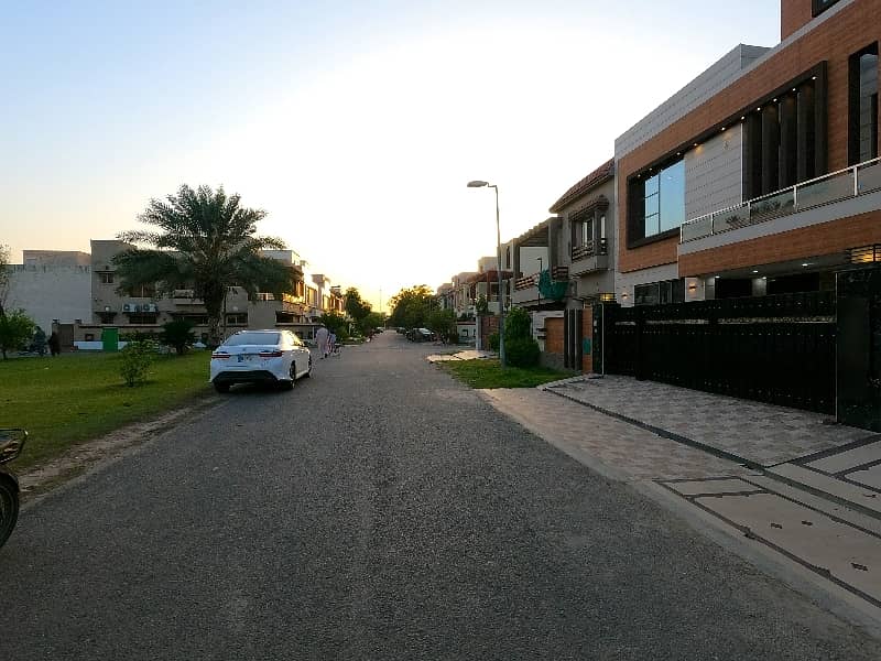 10 Marla House Is Available For Sale In Bahria Town Block CC Lahore 7