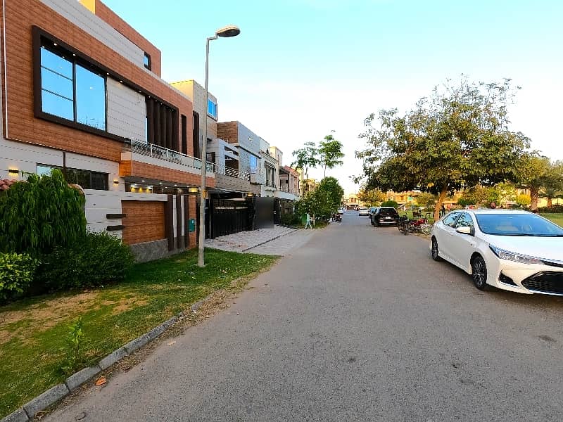 10 Marla House Is Available For Sale In Bahria Town Block CC Lahore 9