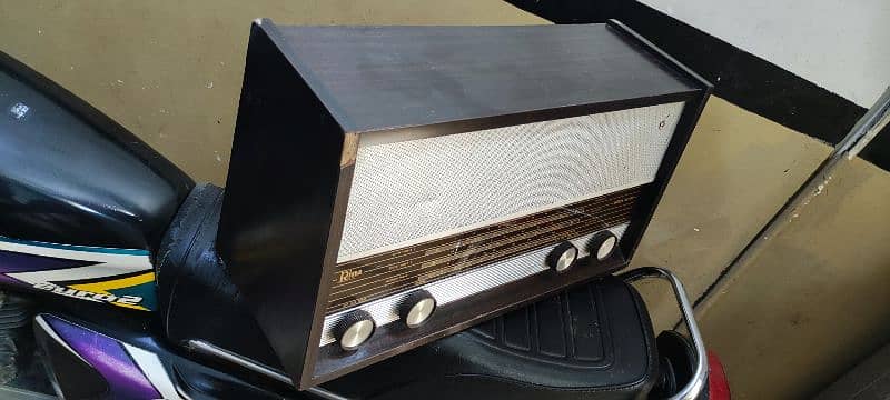 Rina antique Vintage 3 band radio on h 4